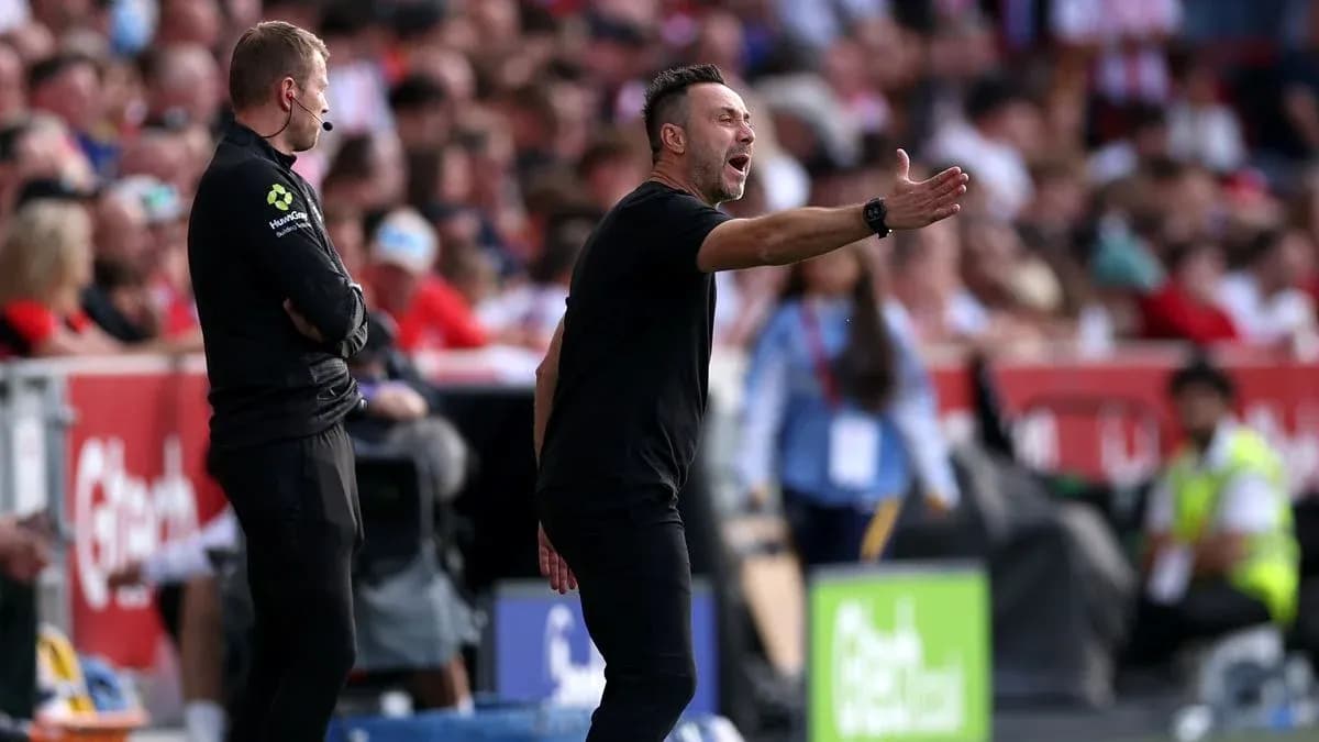 Entrenador dando instrucciones durante el partido