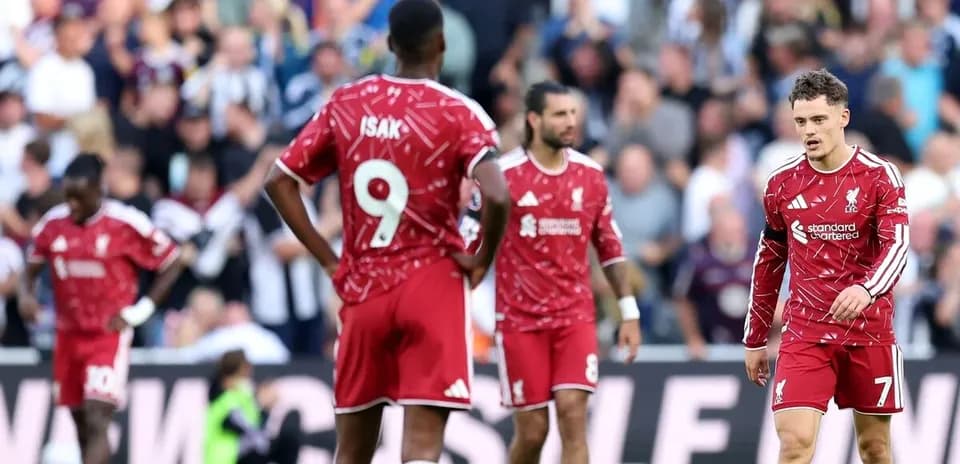 Jugadores de Liverpool caminando tras una derrota