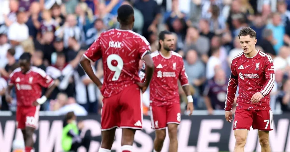 Jugadores de Liverpool caminando tras una derrota