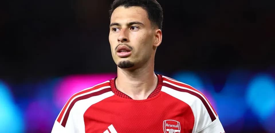 Jugador de Arsenal en uniforme mirando hacia un lado
