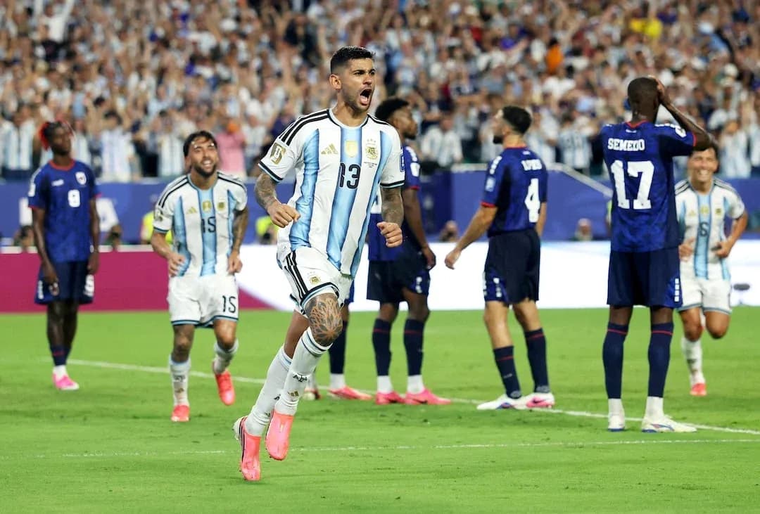 Jugador argentino celebra un gol en el partido