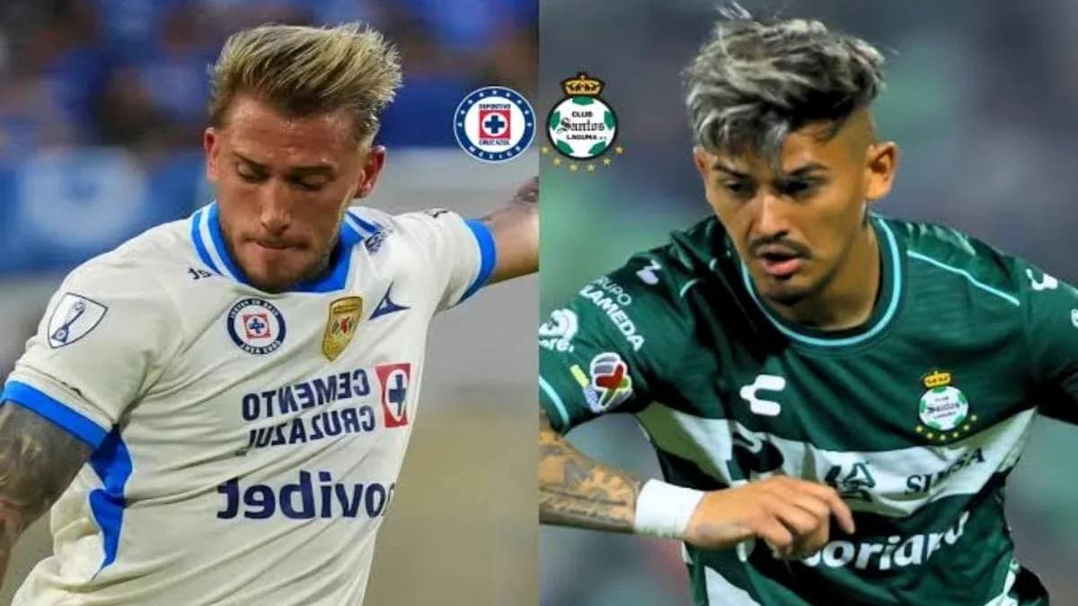 Jugadores de Cruz Azul y Santos Laguna en acción