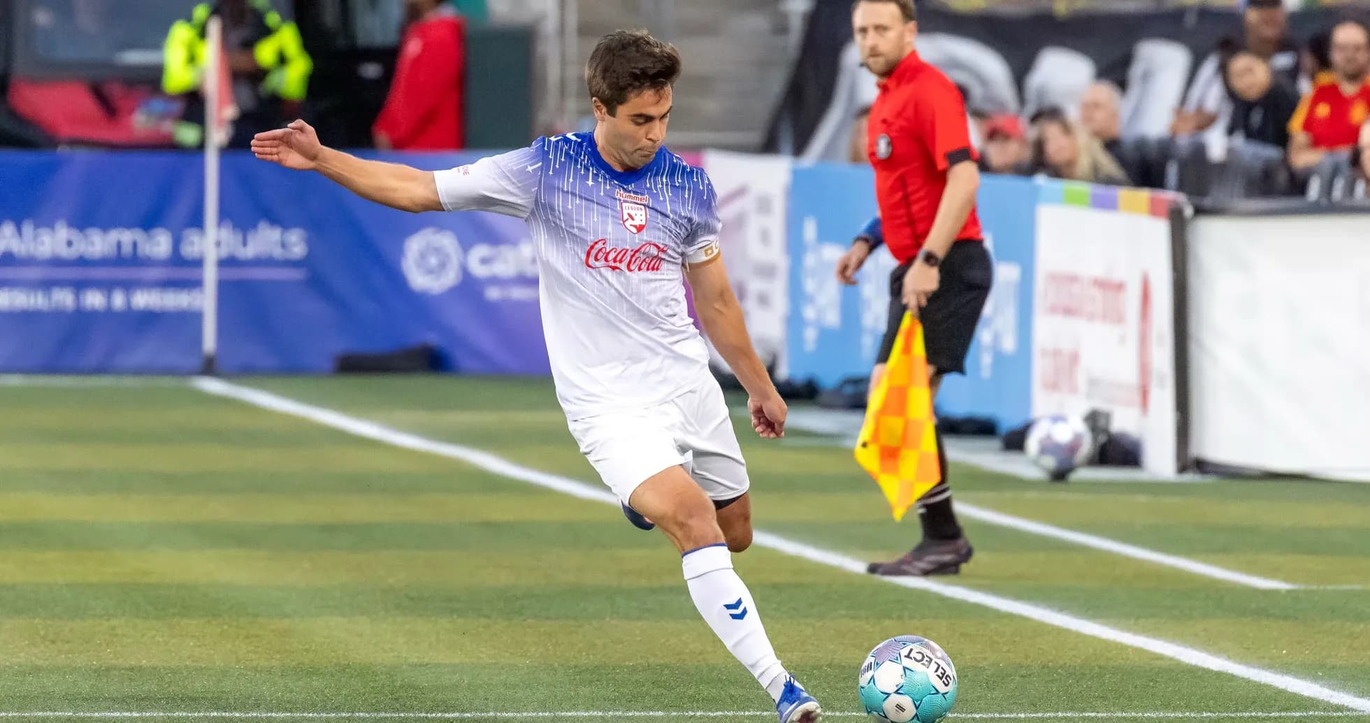 Jugador en acción durante el partido de fútbol