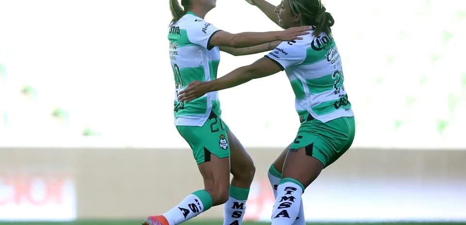 Jugadoras de Querétaro W celebrando un gol