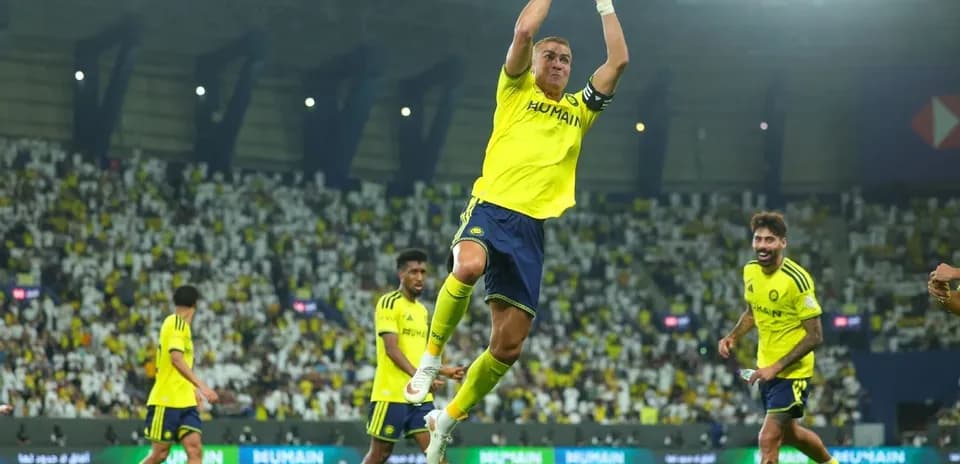 Jugador celebrando un gol en el estadio lleno