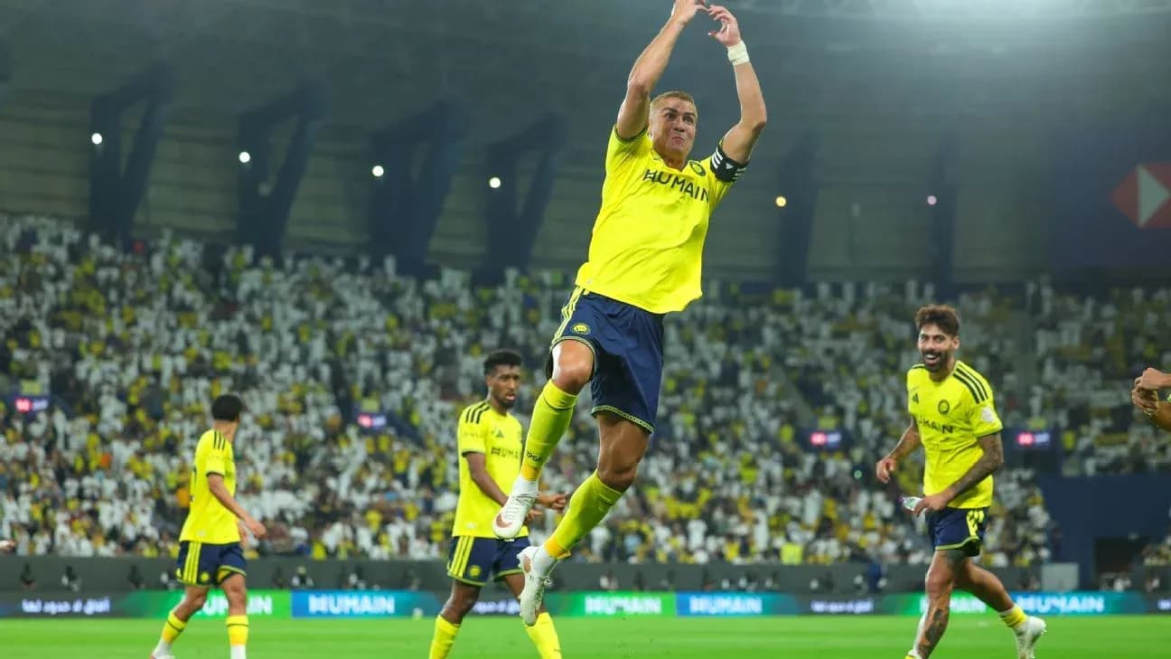 Jugador celebrando un gol en el estadio lleno