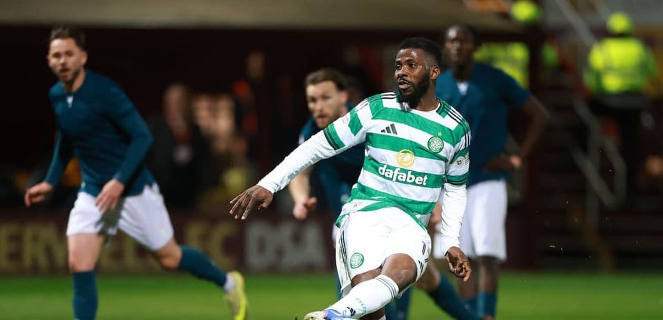 Jugador de Celtic despejando el balón en el partido