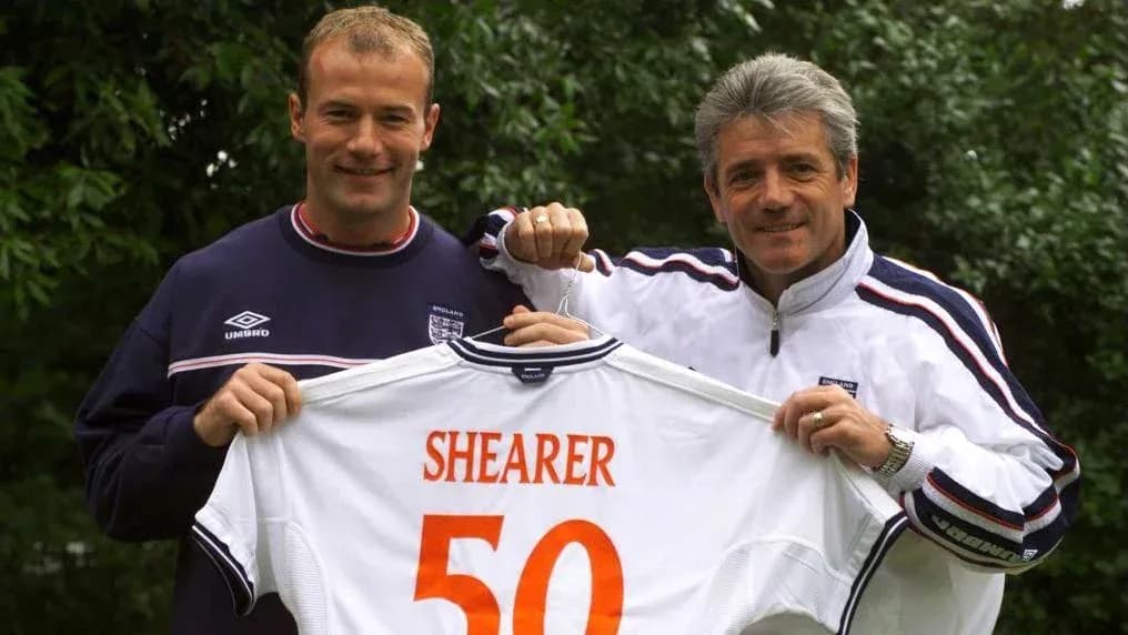 Dos hombres sosteniendo camiseta con el nombre Shearer