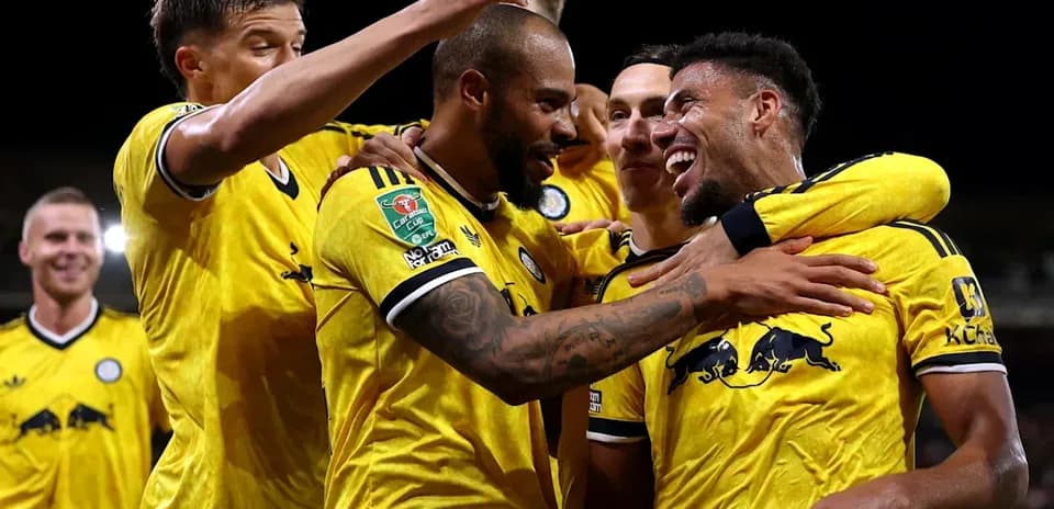 Jugadores celebrando un gol en el partido