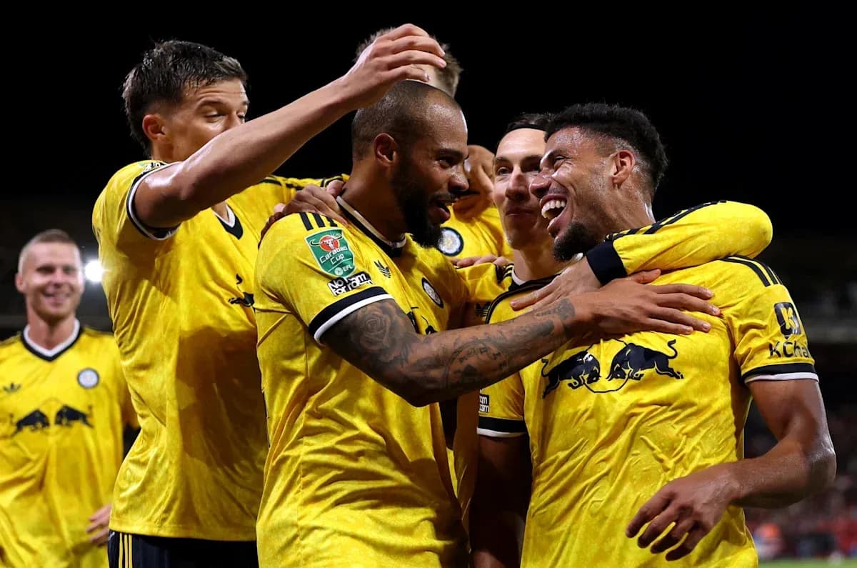 Jugadores celebrando un gol en el partido