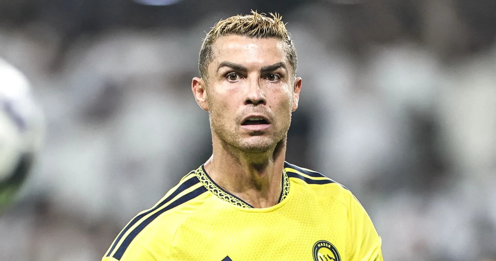 Jugador de fútbol en camiseta amarilla durante partido