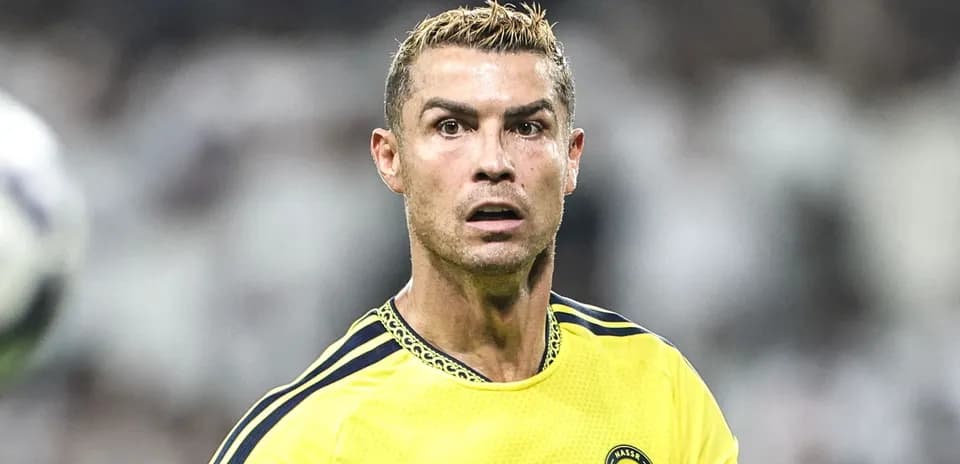 Jugador de fútbol en camiseta amarilla durante partido