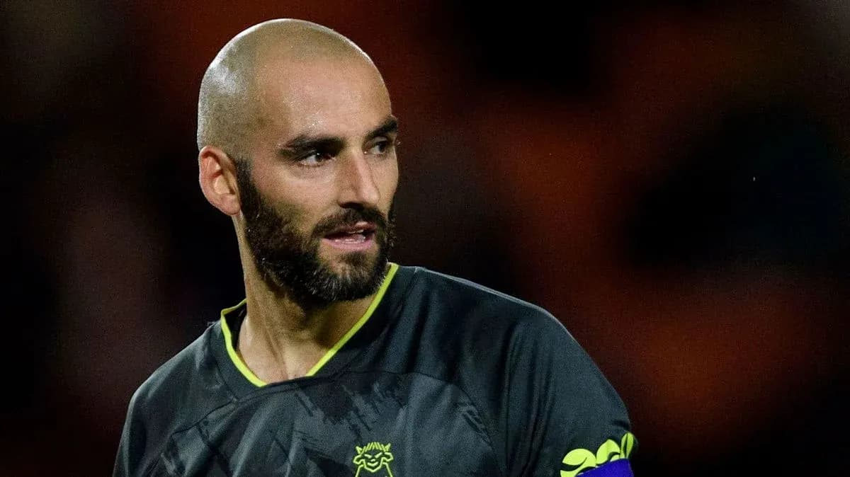 Jugador con camiseta de portero durante el partido