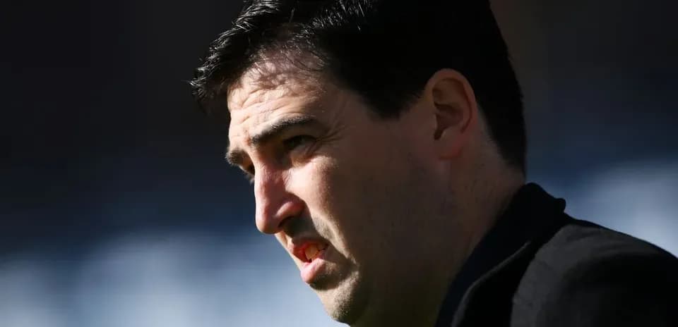 Entrenador observando el campo antes del partido