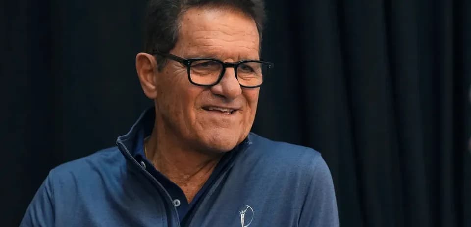 Hombre sonriendo en una conferencia de prensa