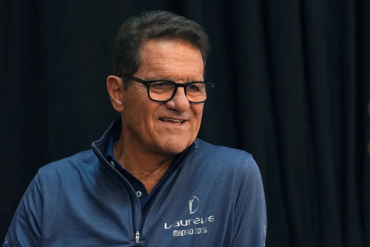 Hombre sonriendo en una conferencia de prensa