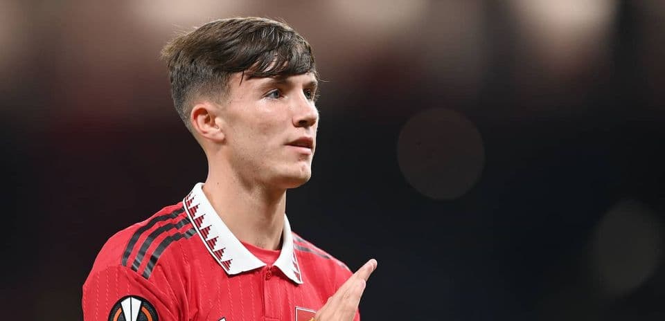 Jugador saludando con camiseta de Manchester United