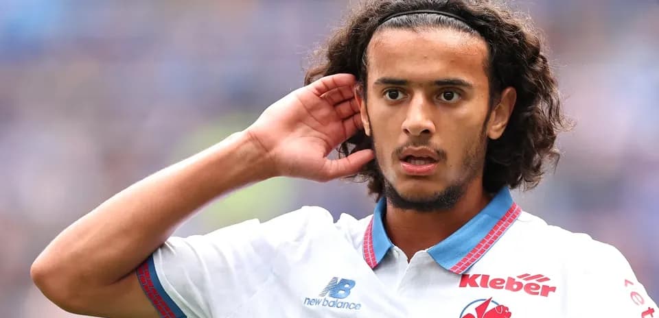 Jugador de fútbol escuchando durante un partido