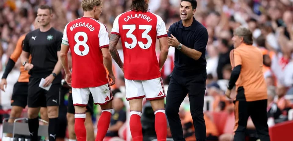 Mikel Arteta instruyendo a jugadores en la banda