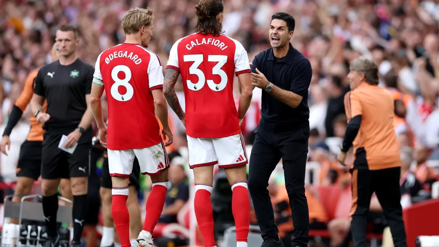Mikel Arteta instruyendo a jugadores en la banda