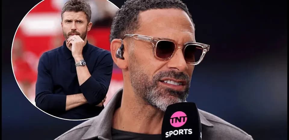 Analista deportivo hablando en un micrófono de TNT Sports