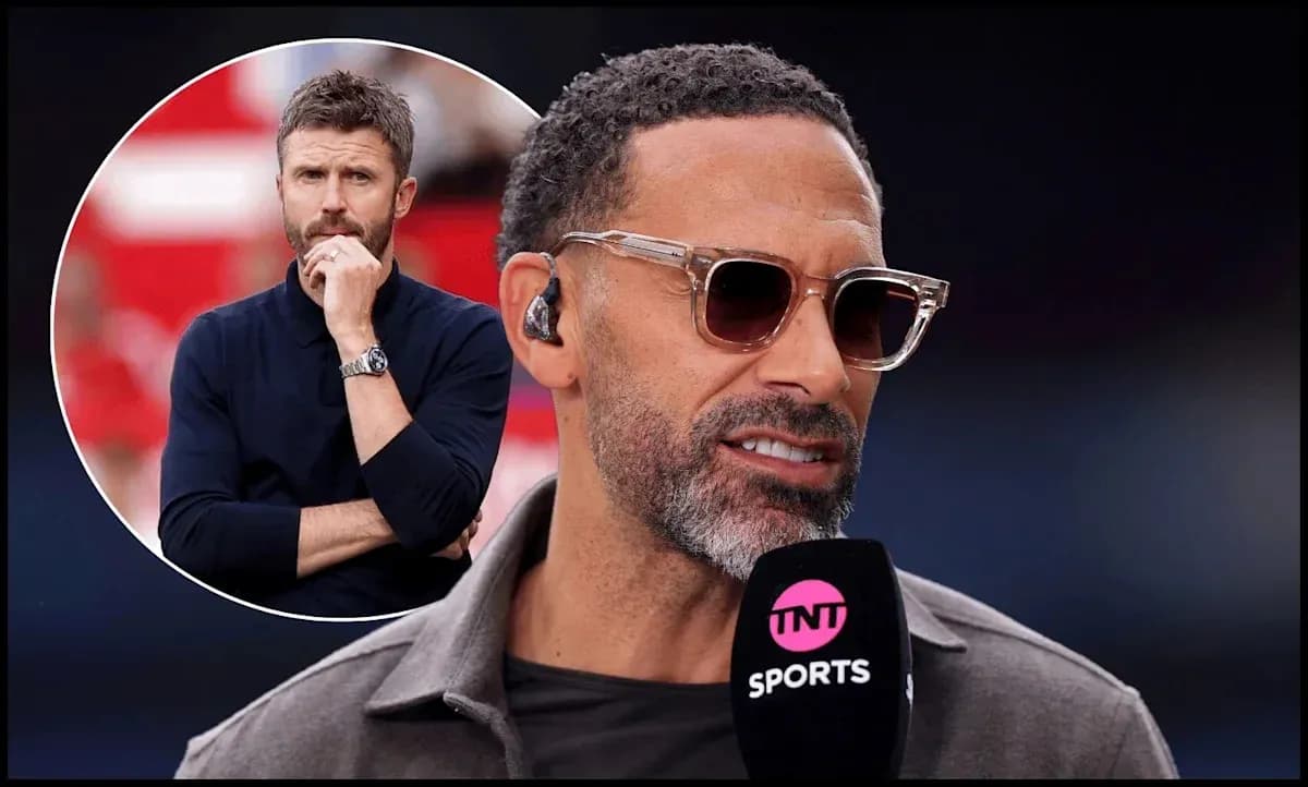 Analista deportivo hablando en un micrófono de TNT Sports