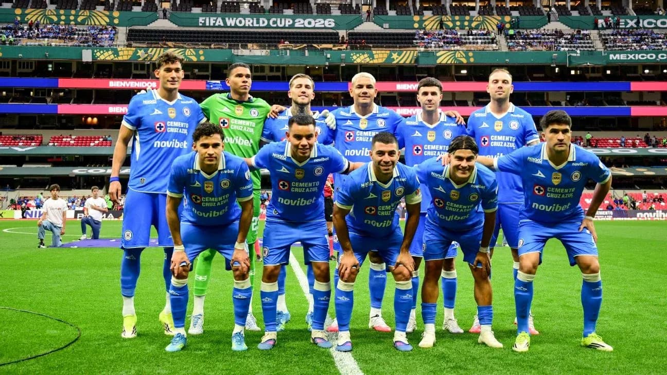 Equipo de Cruz Azul posando antes del partido