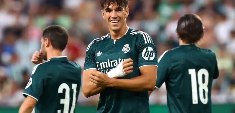 Jugadores del Real Madrid en el campo durante un partido