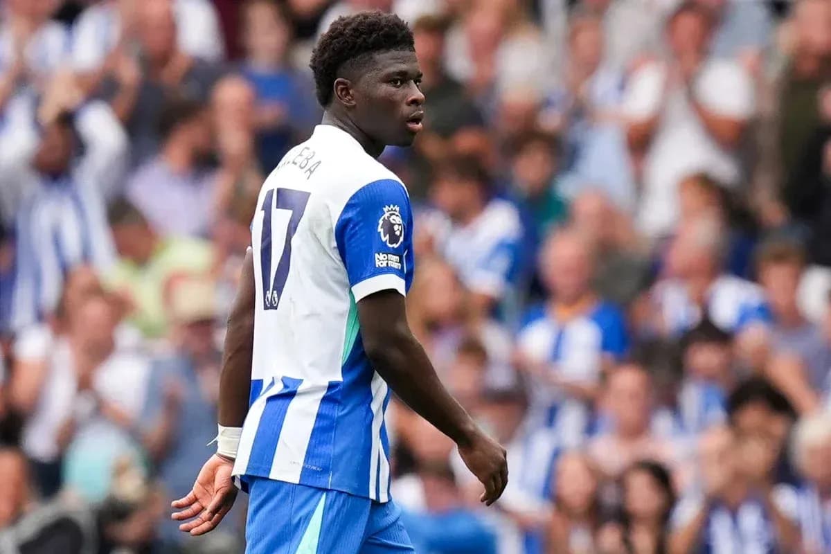 Jugador con camiseta del Brighton en el campo
