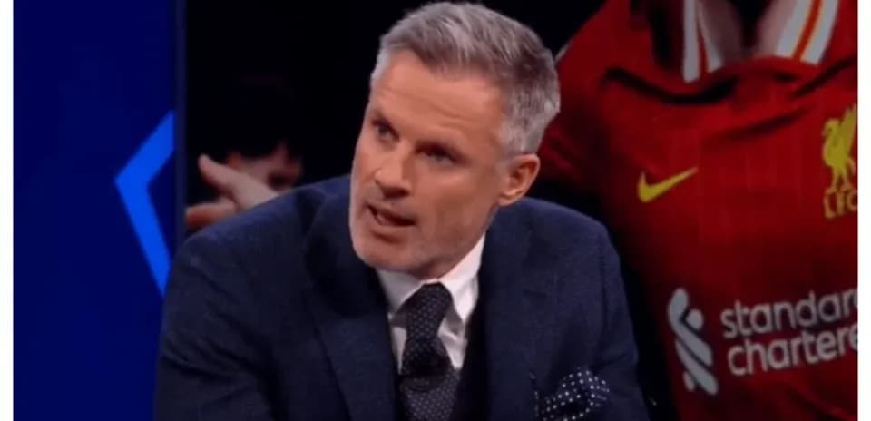 Analista discutiendo en un programa de televisión