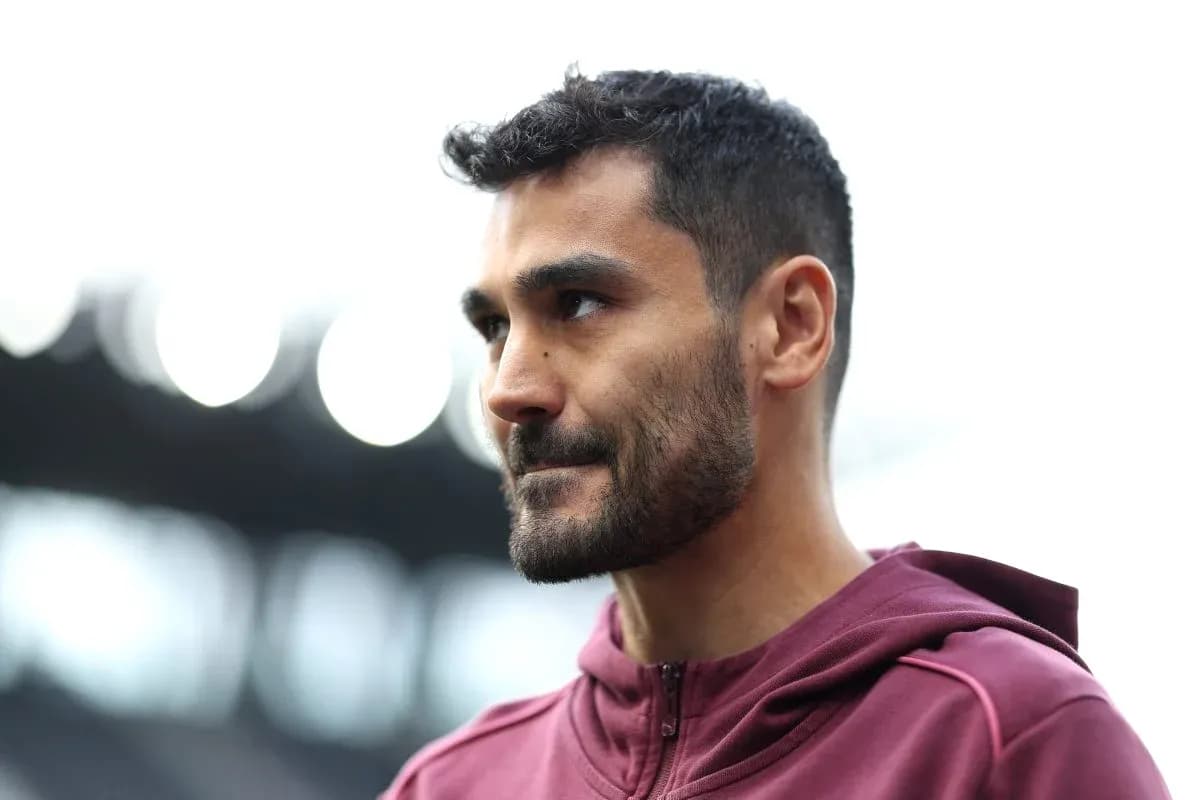 Jugador con chaqueta marrón en el estadio