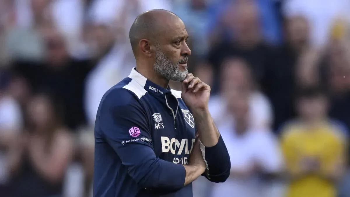 Entrenador observando el partido desde la banda