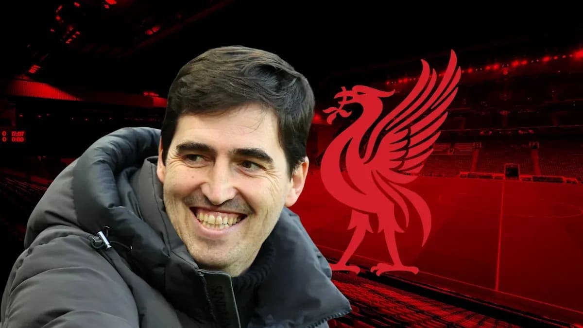 Entrenador sonriente con fondo del estadio Liverpool