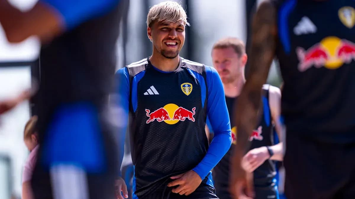 Jugador de Leeds United entrenando en el campo