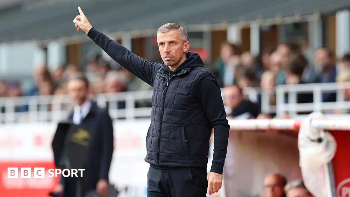 Entrenador dando instrucciones desde la banda del campo
