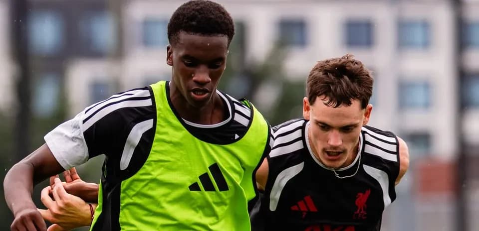 Jugadores compitiendo en entrenamiento de fútbol