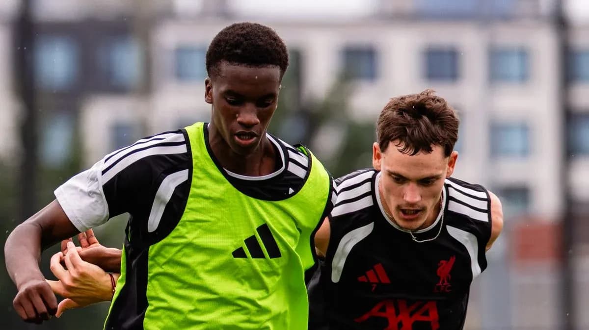 Jugadores compitiendo en entrenamiento de fútbol