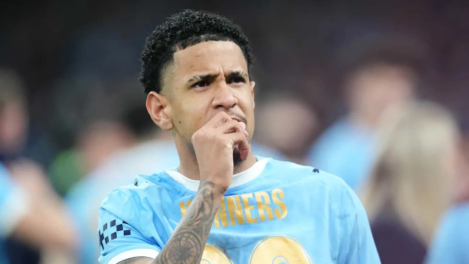 Jugador pensativo con camiseta celeste en el campo