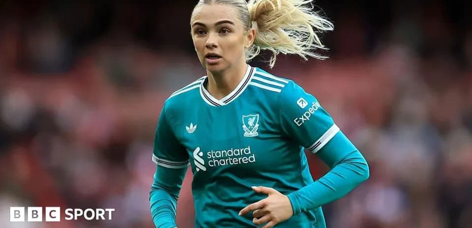 Jugadora de Liverpool corriendo en el campo de fútbol