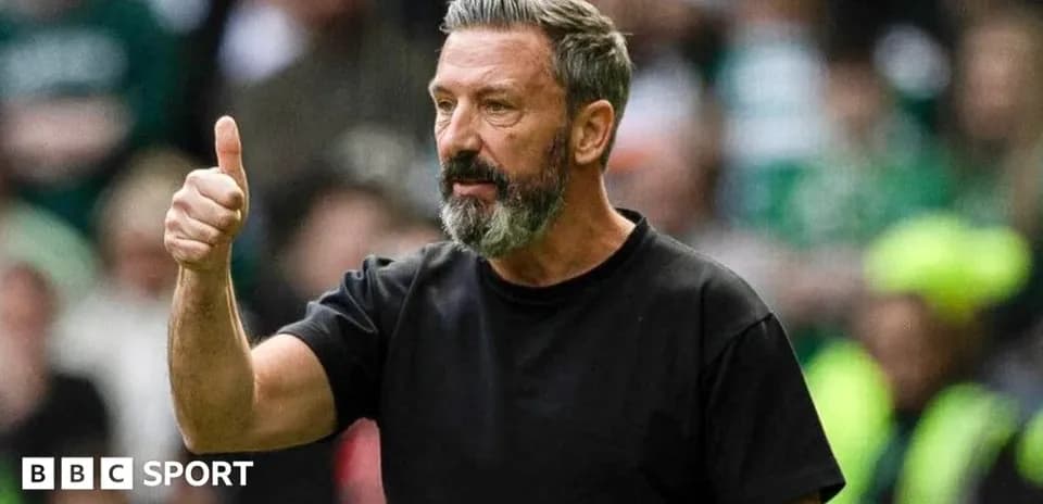 Entrenador gesticulando con el pulgar hacia arriba