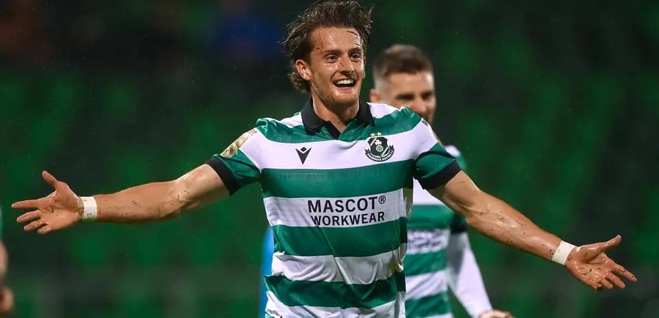 Jugador celebrando un gol en un partido de fútbol