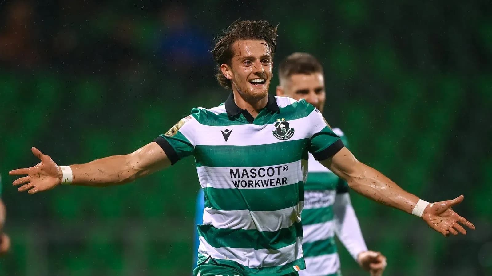 Jugador celebrando un gol en un partido de fútbol