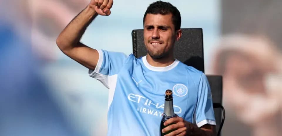 Jugador levantando el puño con una botella de champán