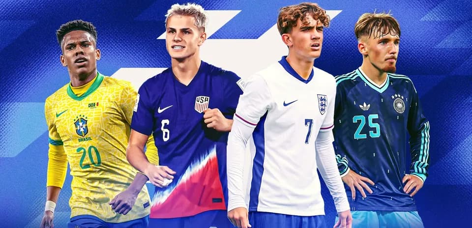Cuatro jugadores de fútbol en uniforme de selecciones
