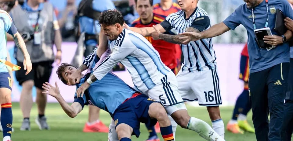 Jugadores de Argentina y España en pelea durante partido