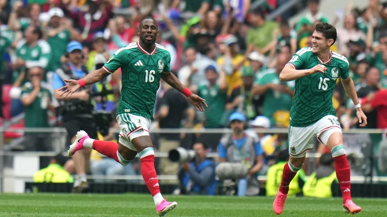 Jugadores de México celebrando un gol