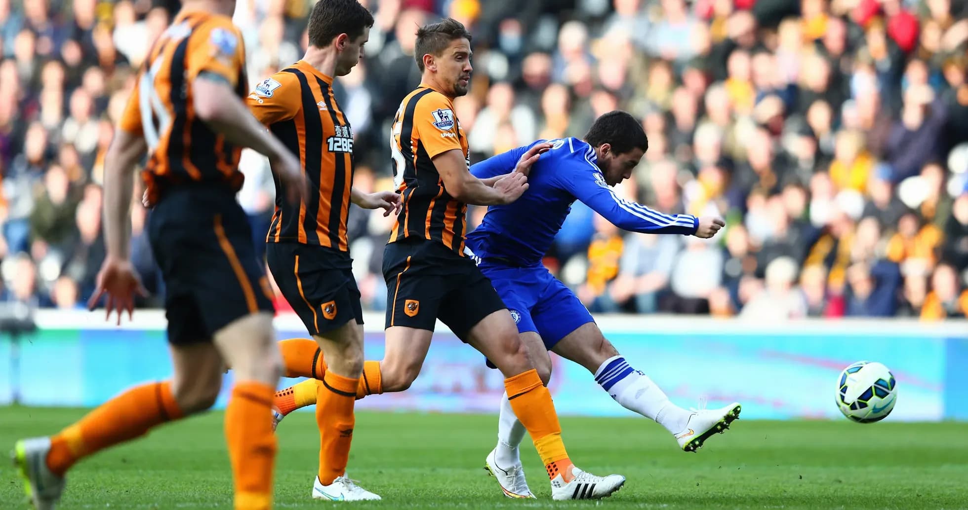 Jugadores de Chelsea y Hull City en acción