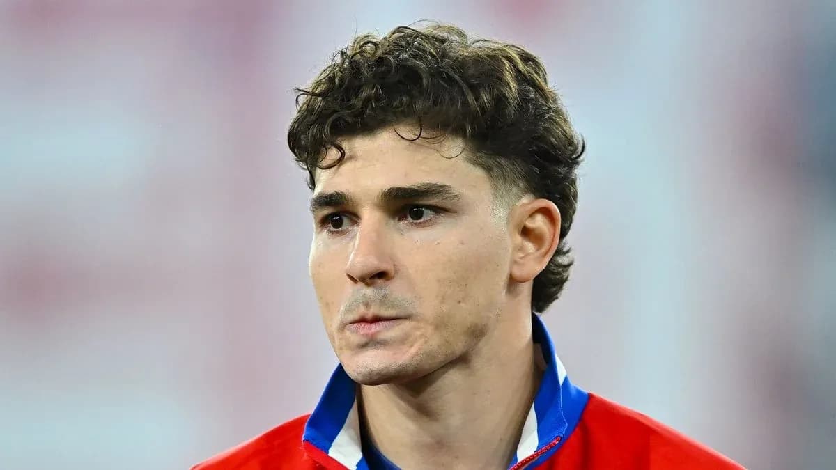 Jugador con camiseta roja en el campo