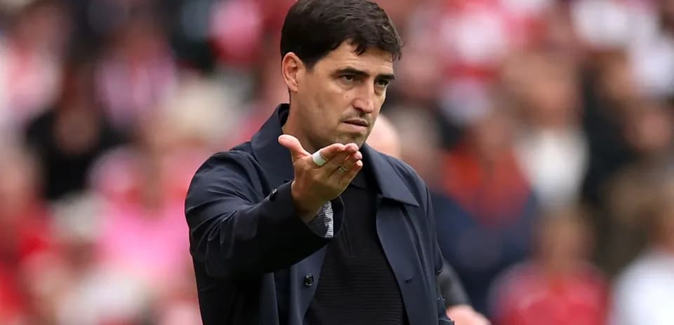 Entrenador dando instrucciones durante el partido