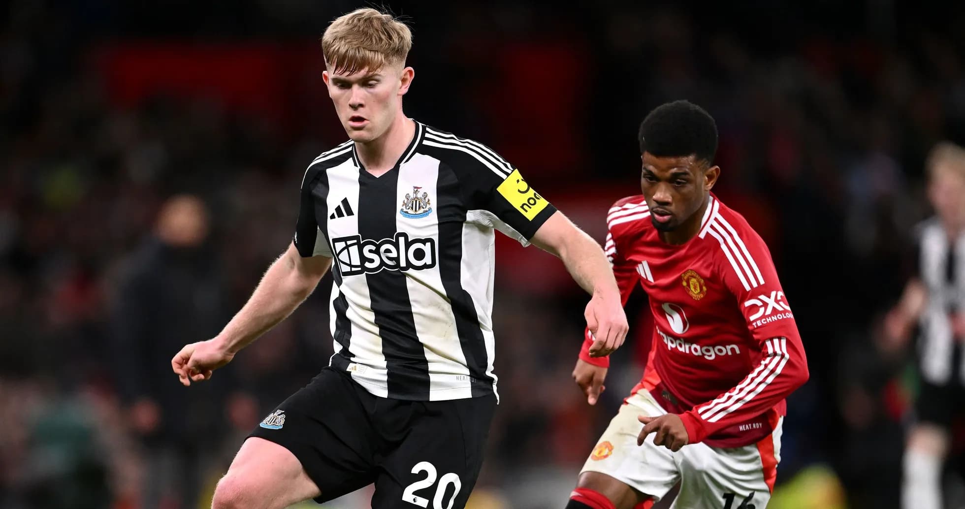 Jugador de Newcastle avanzando con el balón en partido